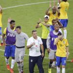 Los jugadores brasileños tras caer derrotados ante Alemania por 1-7 en el partido Brasil-Alemania