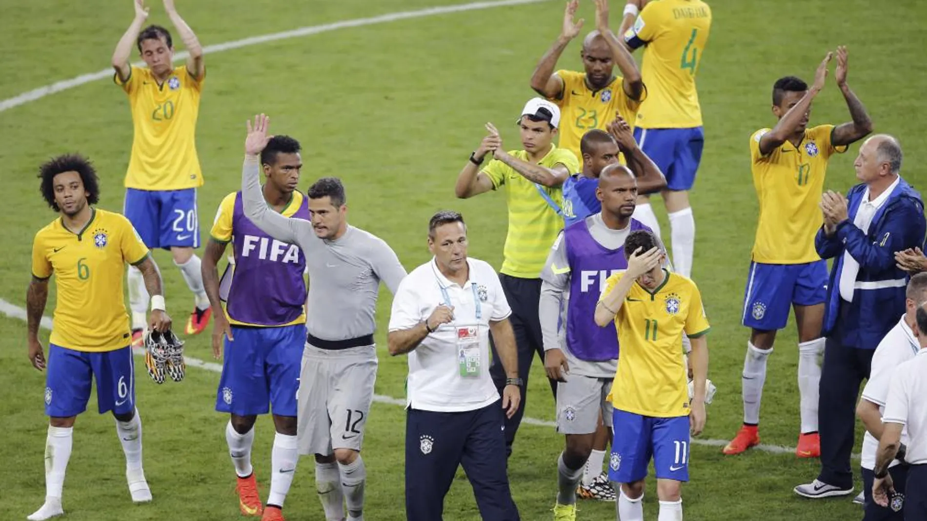 Los jugadores brasileños tras caer derrotados ante Alemania por 1-7 en el partido Brasil-Alemania