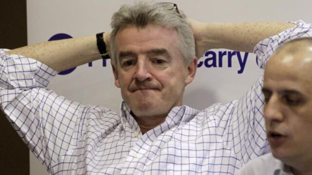 El presidente de Ryanair, Michael O'Leary, junto al director de marketing de la compañía, Kenny Jacobs (d), durante el anuncio de sus planes desde el aeropuerto de Madrid.