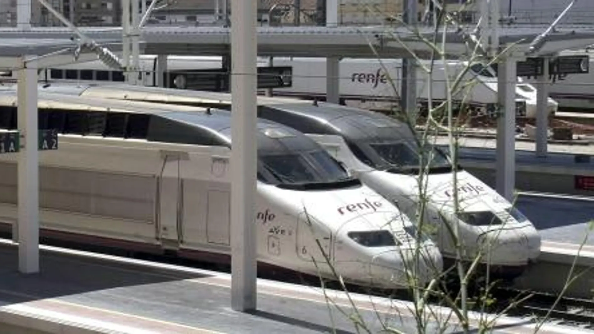 Trenes AVE en la estación de Alicante.