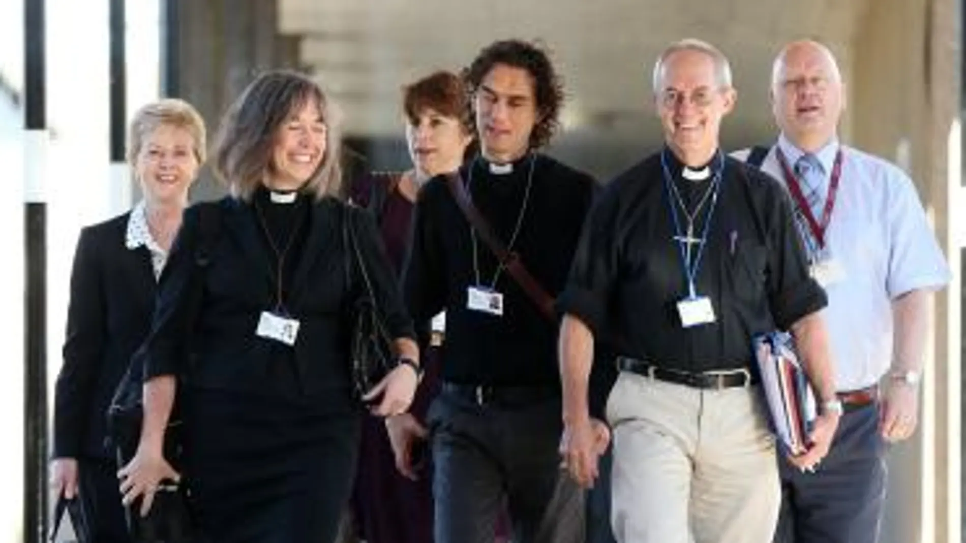 Imagen del obispo de Canterbury, acompañado por otros miembros del clero, de camino al sínodo que ha tomado la decisión