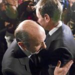 Rubalcaba junto a Tomás Gómez, uno, de los socialistas que defienden que todas las primarias se celebren al mismo tiempo