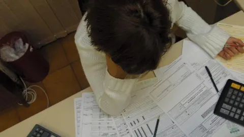Imagen de recurso de una persona haciendo cálculos