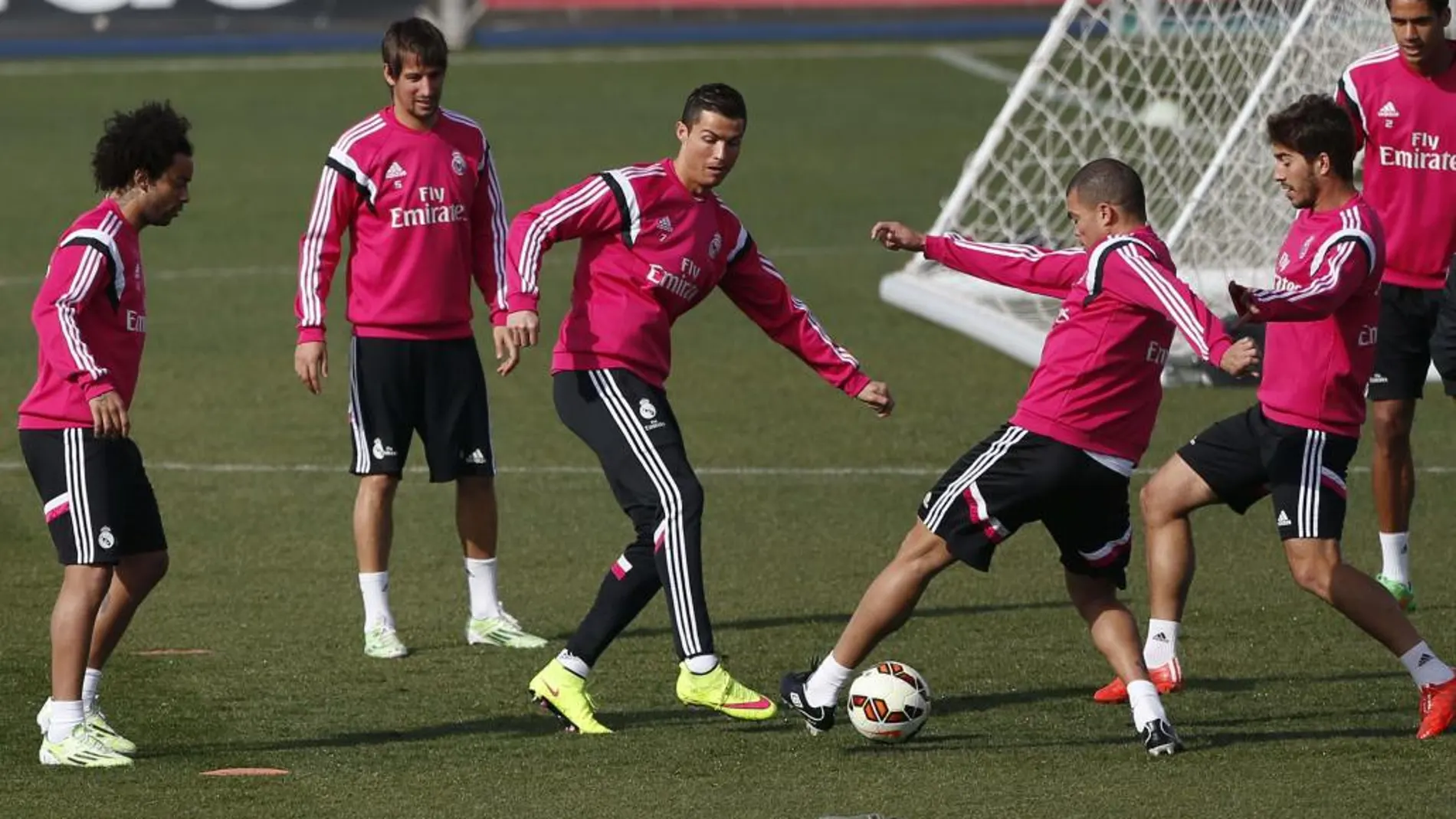 Los jugadores del Real Madrid, durante el entrenamiento que la plantilla del primer equipo antes de medirse al Villarreal
