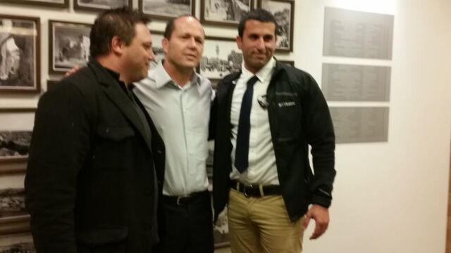 El alcalde de Jerusalén, en el centro, con sus dos guardaespaldas.