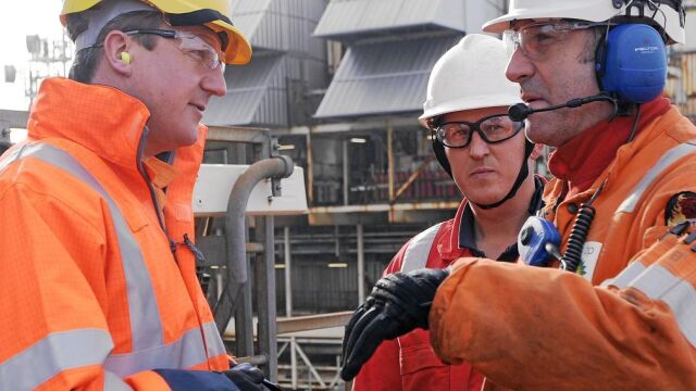 CAM21 NORTH SEA (REINO UNIDO) 24/02/2014.- El primer ministro británico, David Cameron (i), conversa con dos trabajadores durante su visita a la plataforma de BP en el mar del Norte, a alrededor de 160 kilómetros al este de Aberdeen (Escocia), hoy, lunes 24 de febrero de 2014. Cameron se comprometió hoy a acelerar la introducción de medidas para maximizar la producción de crudo en el mar del Norte, a fin de generar beneficios por 200.000 millones de libras (242.000 millones de euros) en los próximos 20 años. EFE/Andy Buchanan **PROHIBIDO SU USO EN R. UNIDO E IRLANDA**