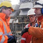 CAM21 NORTH SEA (REINO UNIDO) 24/02/2014.- El primer ministro británico, David Cameron (i), conversa con dos trabajadores durante su visita a la plataforma de BP en el mar del Norte, a alrededor de 160 kilómetros al este de Aberdeen (Escocia), hoy, lunes 24 de febrero de 2014. Cameron se comprometió hoy a acelerar la introducción de medidas para maximizar la producción de crudo en el mar del Norte, a fin de generar beneficios por 200.000 millones de libras (242.000 millones de euros) en los próximos 20 años. EFE/Andy Buchanan **PROHIBIDO SU USO EN R. UNIDO E IRLANDA**
