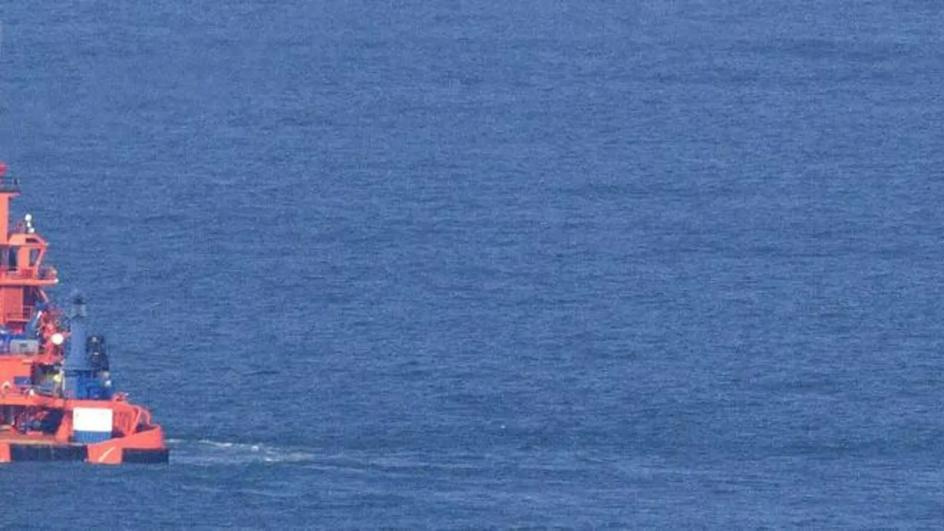 Las embarcaciones que buscan a los tripulantes desaparecidos del pesquero "Mar de Marín".