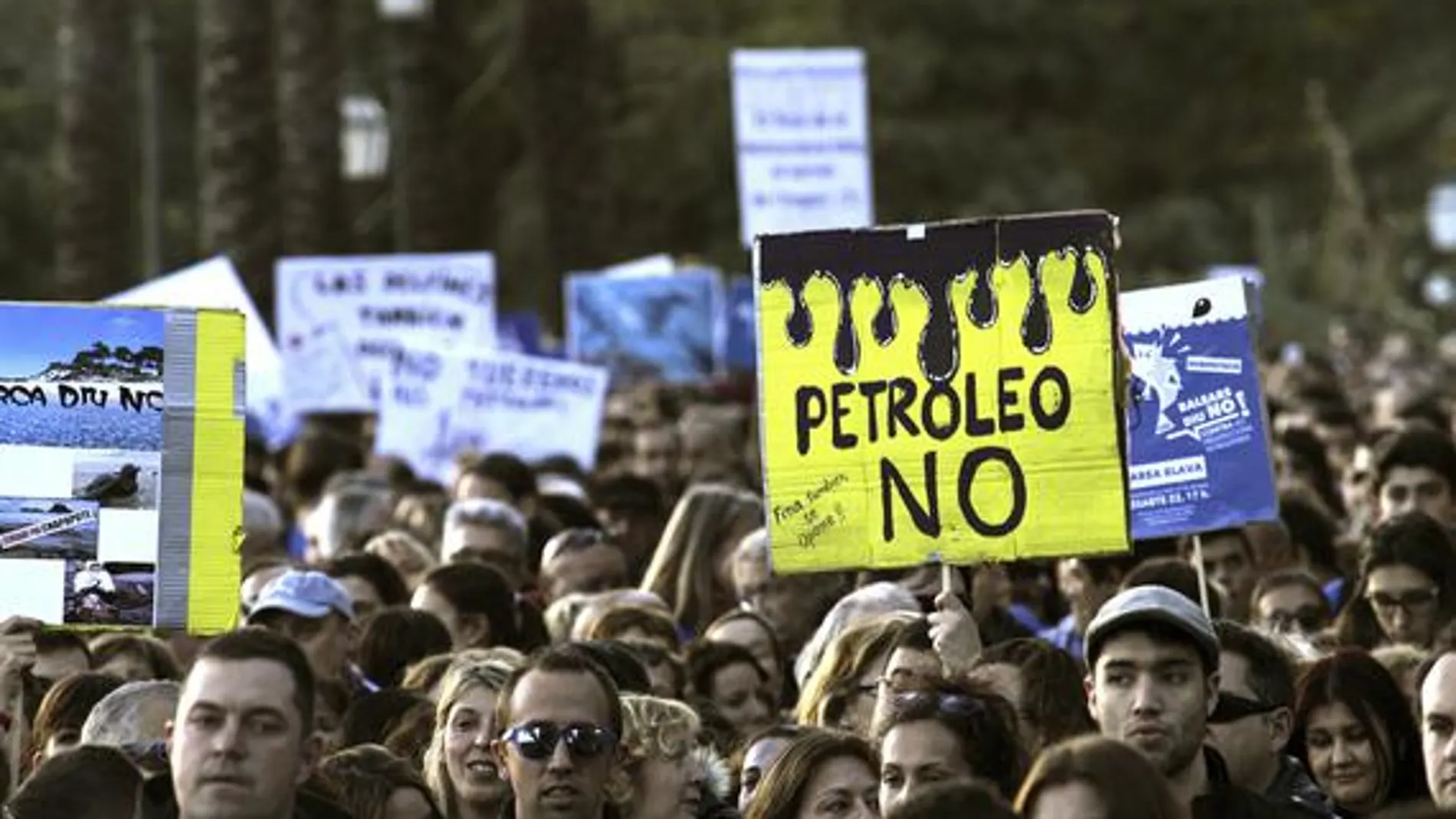 Manifestación en Palma de Mallorca contra la realización de sondeos y prospecciones petrolíferas en el mar balear que ha sido convocada por «Mallorca diu No» y «Marea Azul»