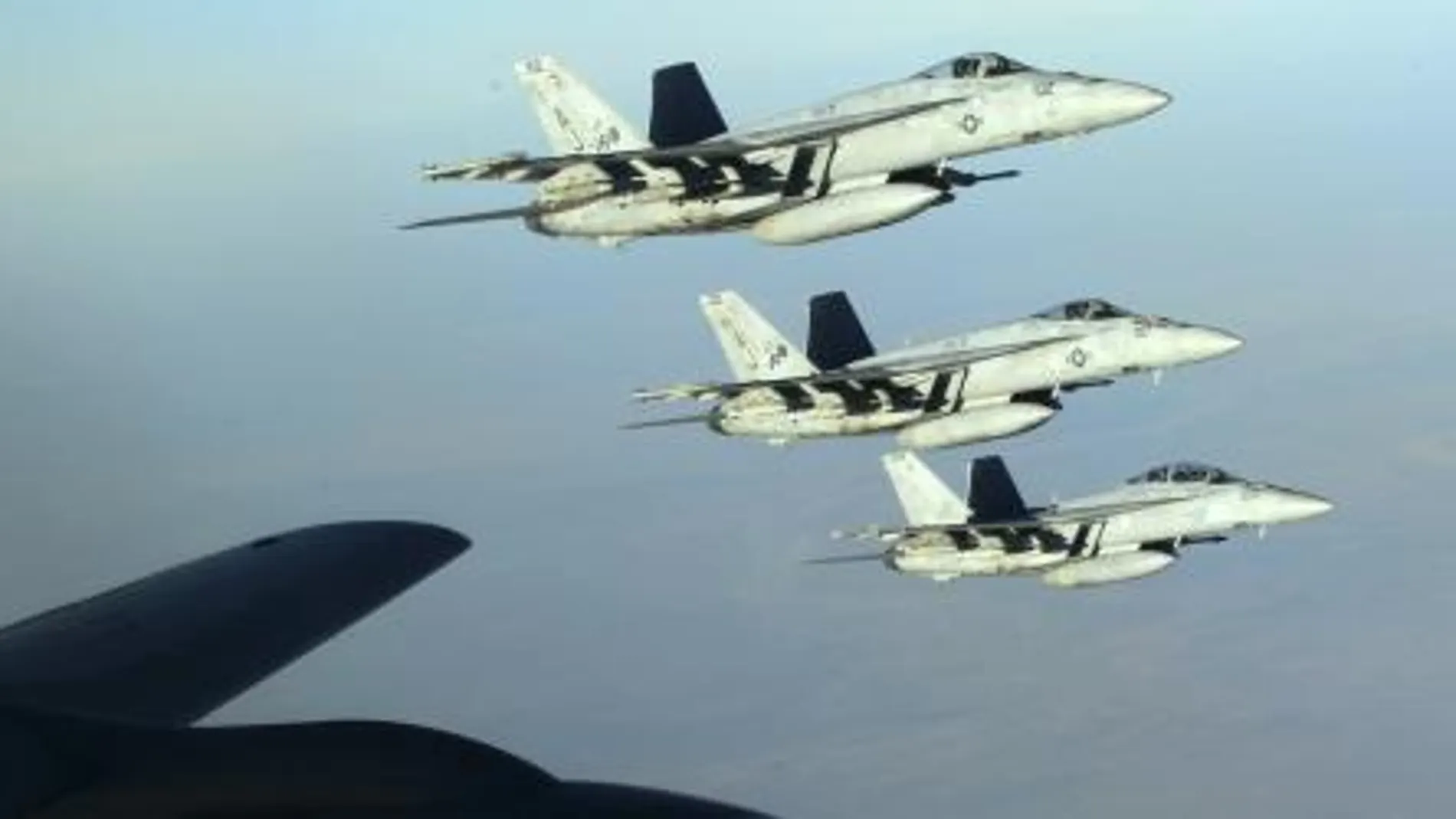 Aviones norteamericanos participan en los bombardeos contra posiciones del EI en Siria.