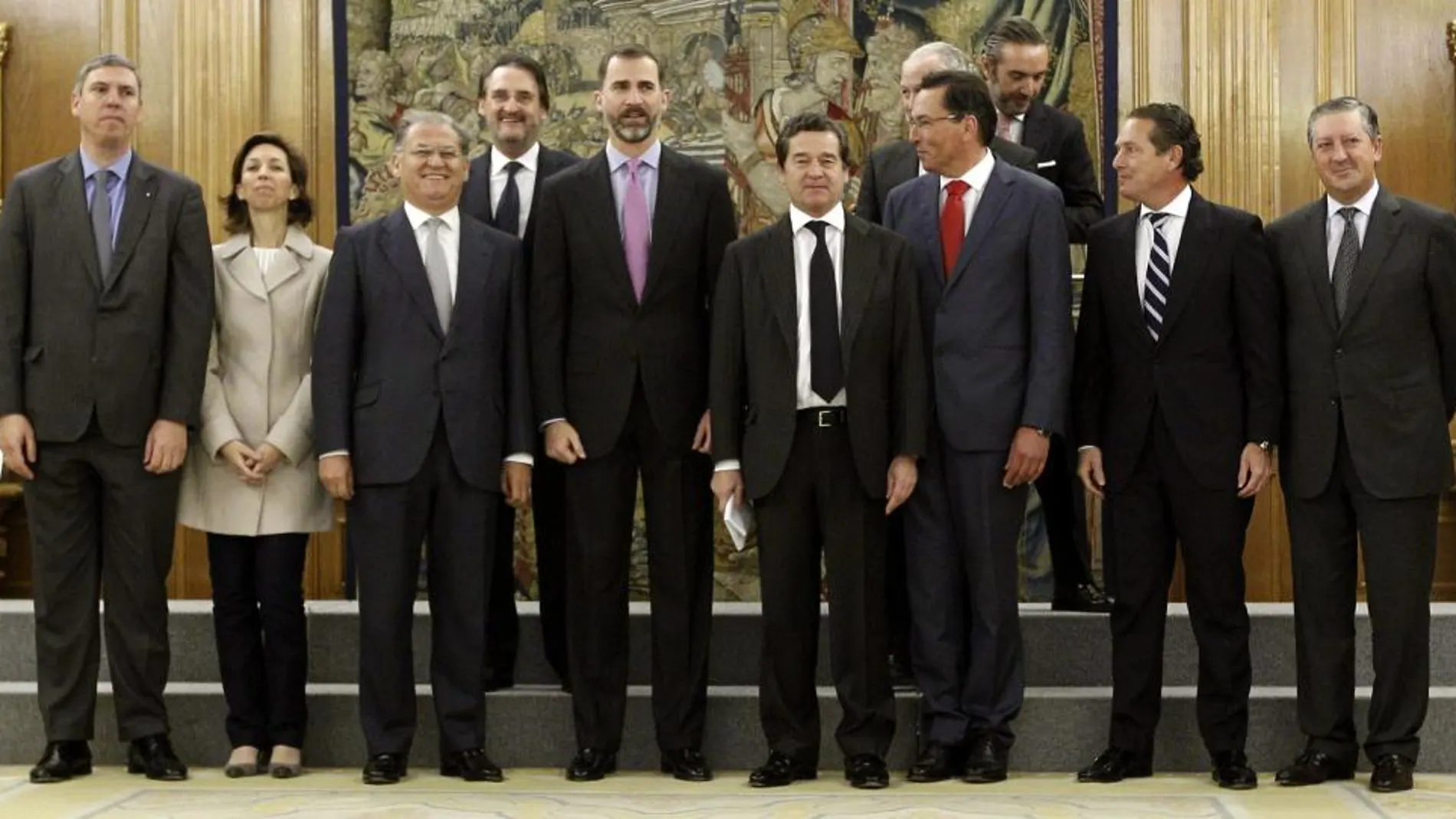 El Príncipe de Asturias posa con una representación de la Asociación Española de Fabricantes de Automóviles y Camiones (ANFAC)
