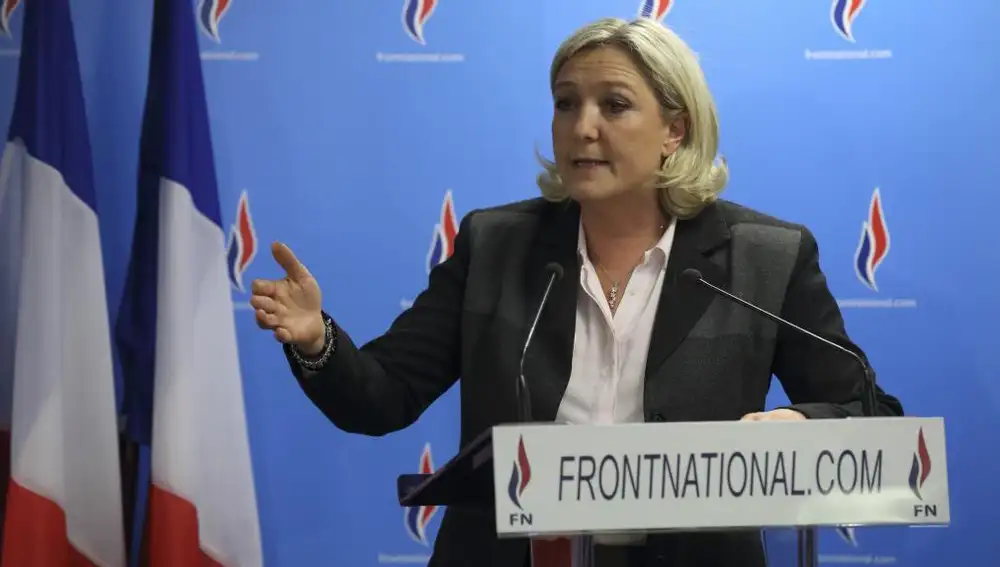 La líder del Frente Nacional, Marine Le Pen, se dirige anoche a la Prensa en Nanterre