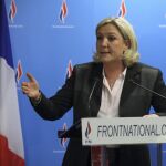 La líder del Frente Nacional, Marine Le Pen, se dirige anoche a la Prensa en Nanterre