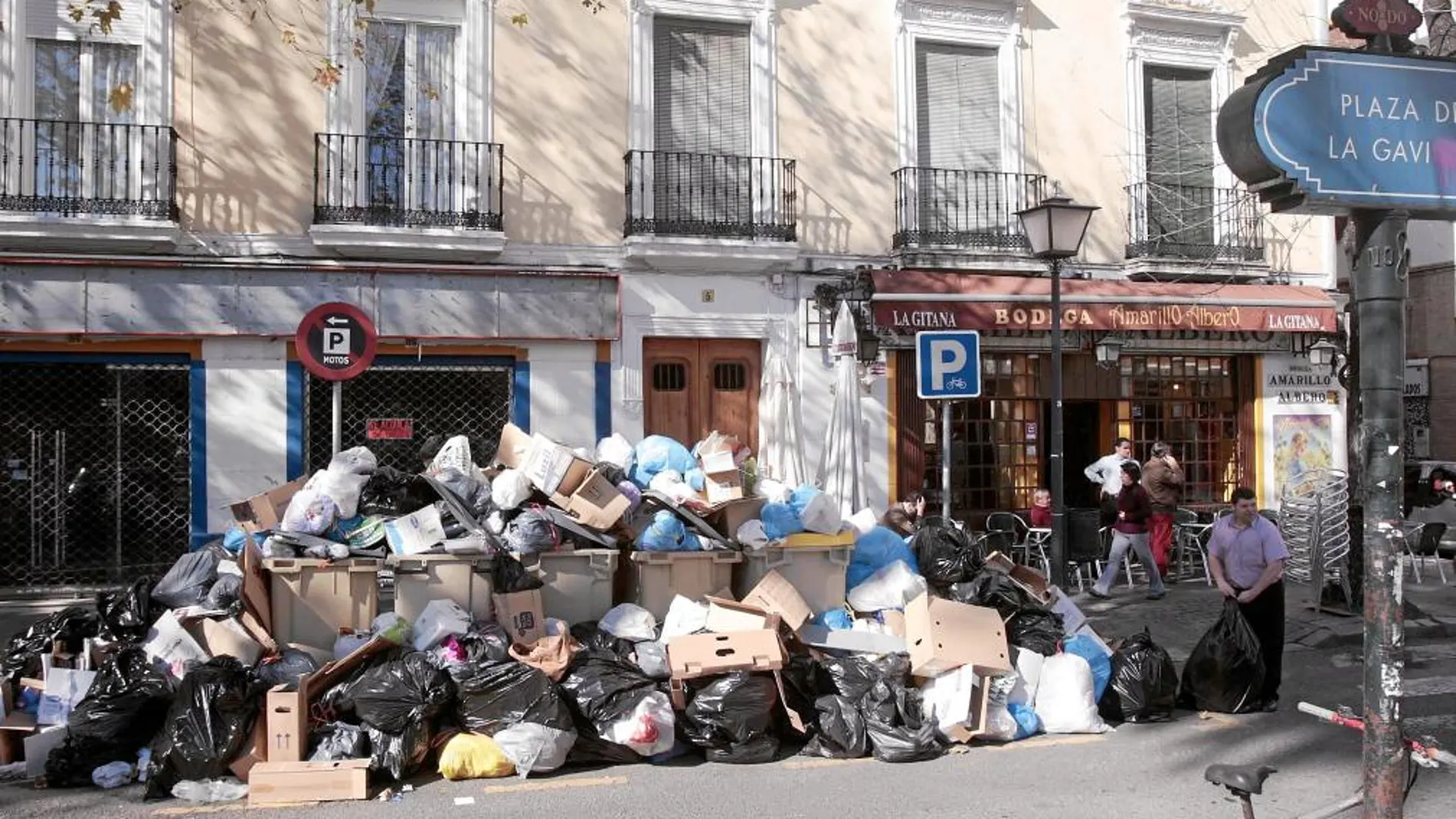 La basura en La Gavidia supone un grave perjuicio para los bares