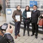 EN LA HAYA. Josu Puelles, los padres de Silvia Martínez y Consuelo Ordóñez, en la Corte Penal Internacional