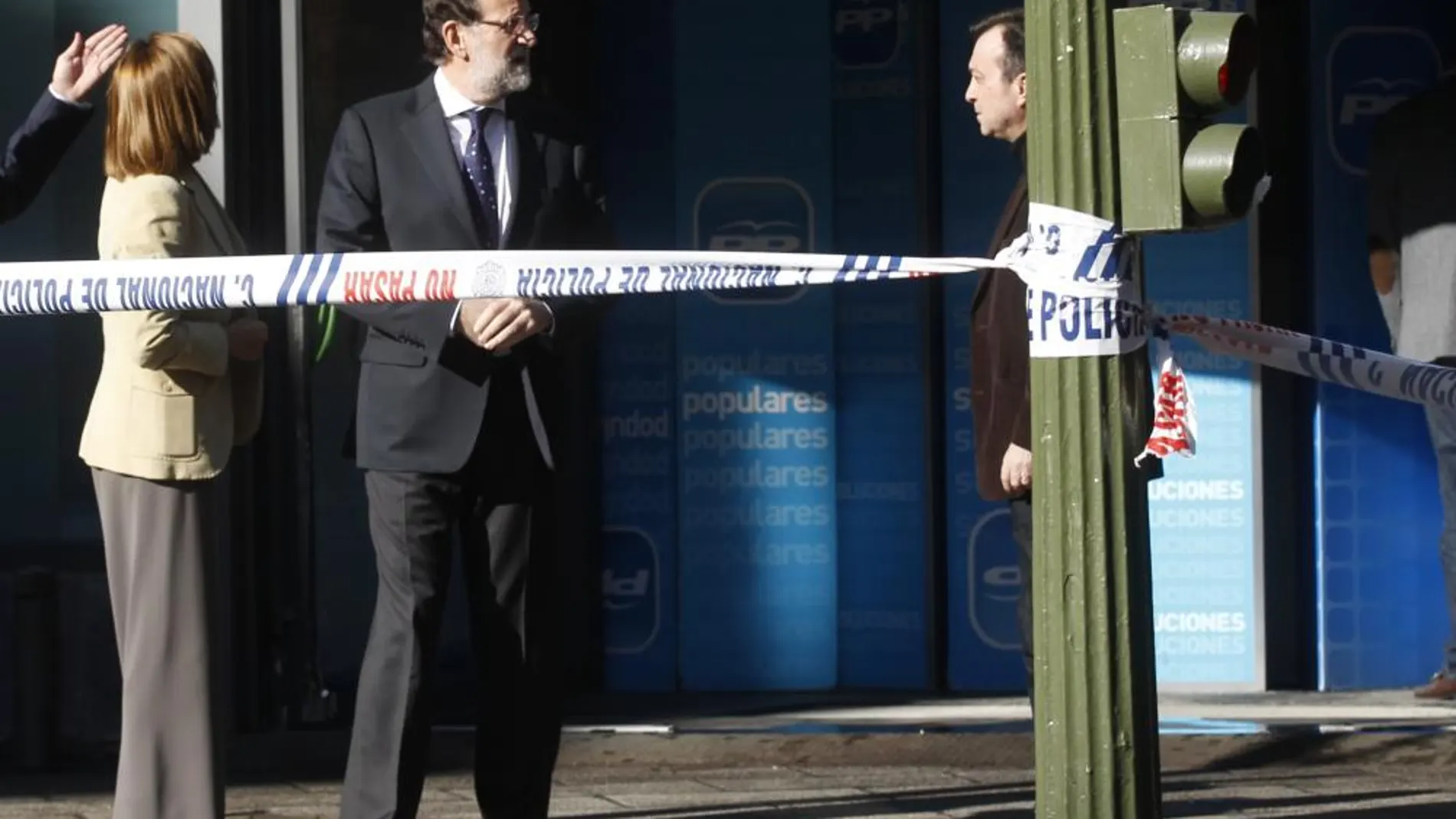 Rajoy junto a Cospedal, en la puerta de la sede del PP