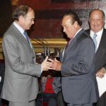 Pío García Escudero, presidente del Senado entrega el premio al torero Curro Romero