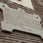 Los restos de la hermana del escritor se encuentran en otro convento, en Alcalá en el que una placa le rinde homenaje.