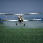 Un avión arrojando pesticidas