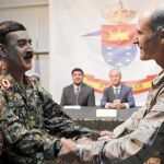 El general Wafadar saluda al coronel José Luis Murga, último jefe de la base de Qala i Naw, el día de su traspaso