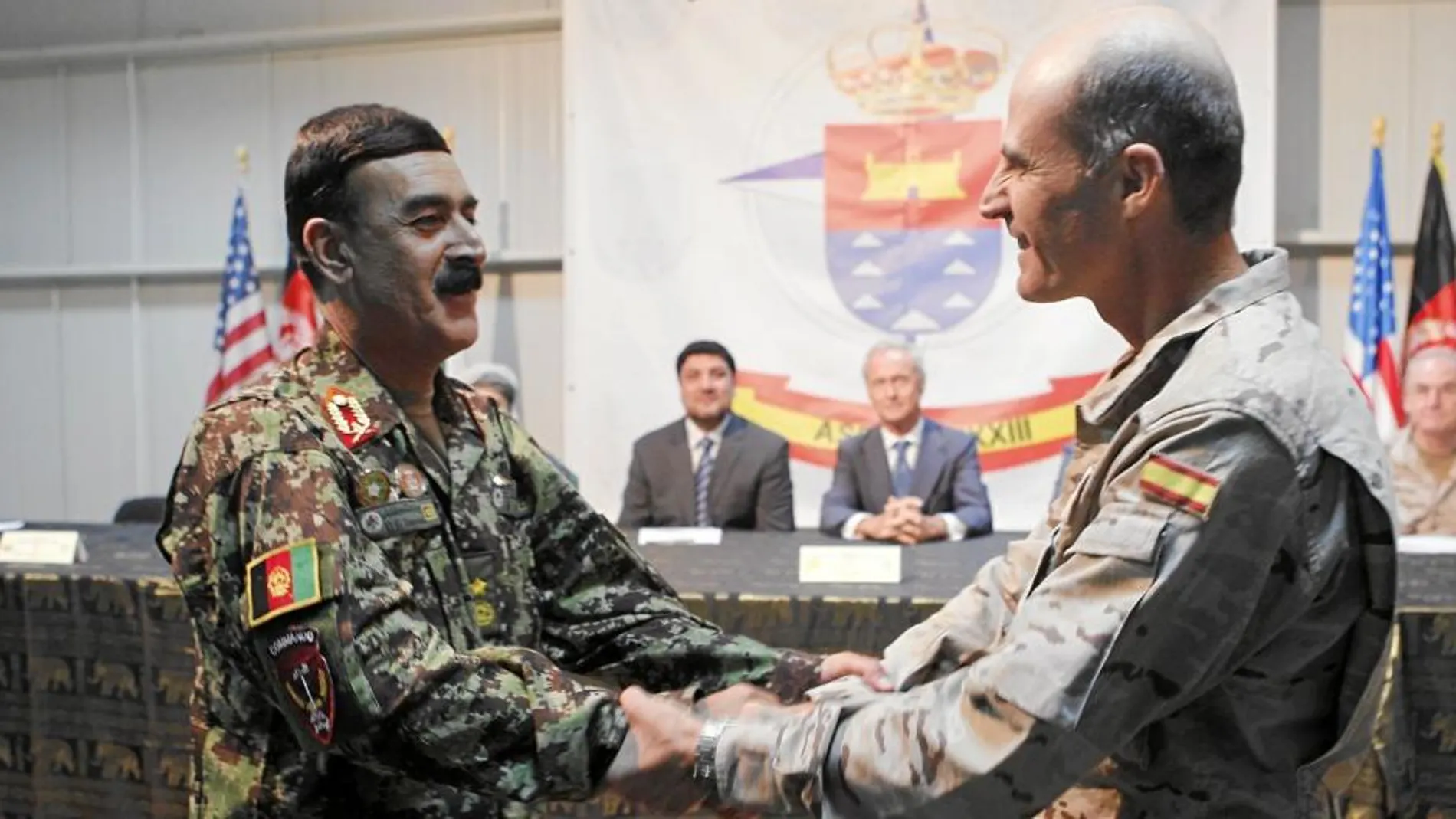 El general Wafadar saluda al coronel José Luis Murga, último jefe de la base de Qala i Naw, el día de su traspaso