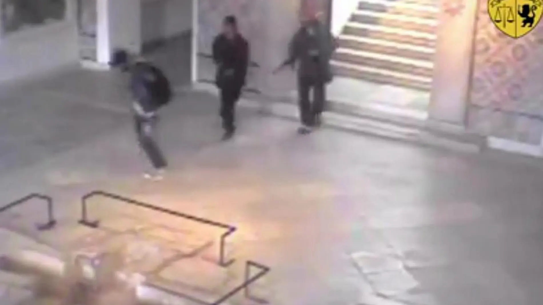 Los tres terroristas en el Museo del Bardo, en imágenes recogidas por las cámaras de seguridad