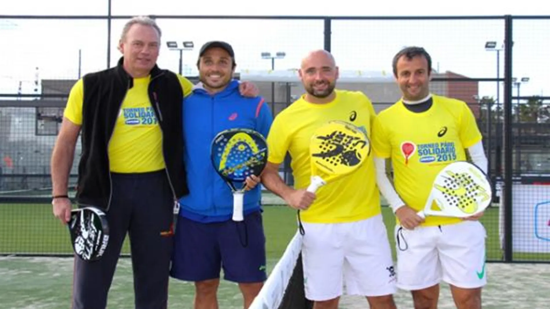 Fernando Belasteguín con Bertín Osborne, Fran y Teddy Puig, participantes en el torneo solidario Danone.