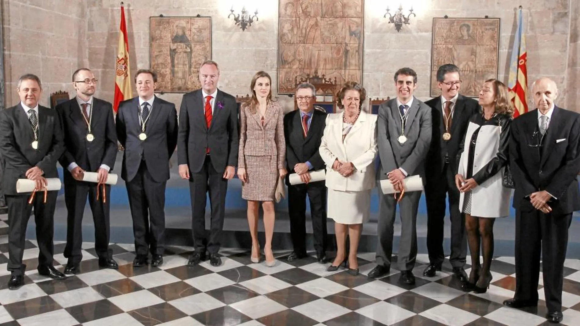 Foto de familia de los premiados junto con las autoridades que ayer asistieron a la ceremonia de La Lonja.