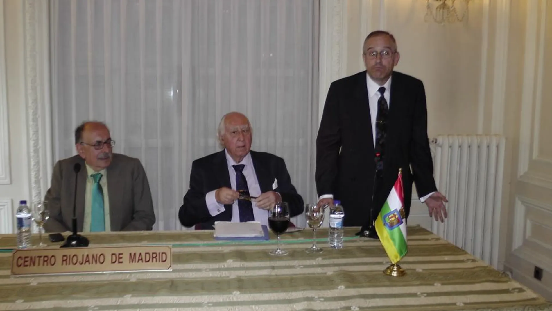 De izda a drcha: Don Javier Riaño, miembro de la Junta Directiva; el conferenciarte, duque de Tovar (en el centro) y don Pedro López Arriba, presidente del Centro Riojano, presentado al conferenciante.