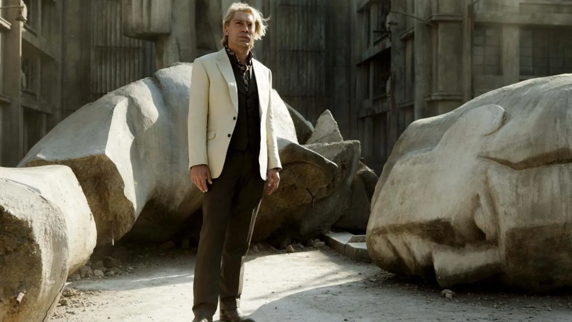 Fotografía cedida por Sony Pictures España de Javier Bardem en su papel de Silva, el villano de la nueva entrega de James Bond, "Skyfall"