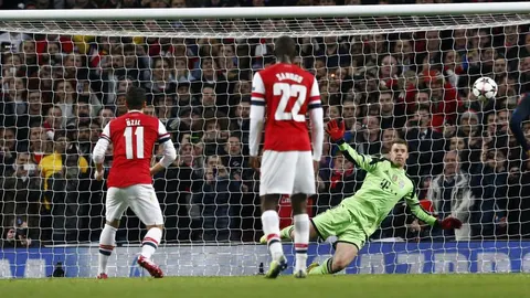 Mesut Ozil, del Arsenal, lanza un penalti contra el Bayern Munich