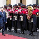 El primer ministro griego, Alexis Tsipras, fue recibido por Renzi ayer en Roma