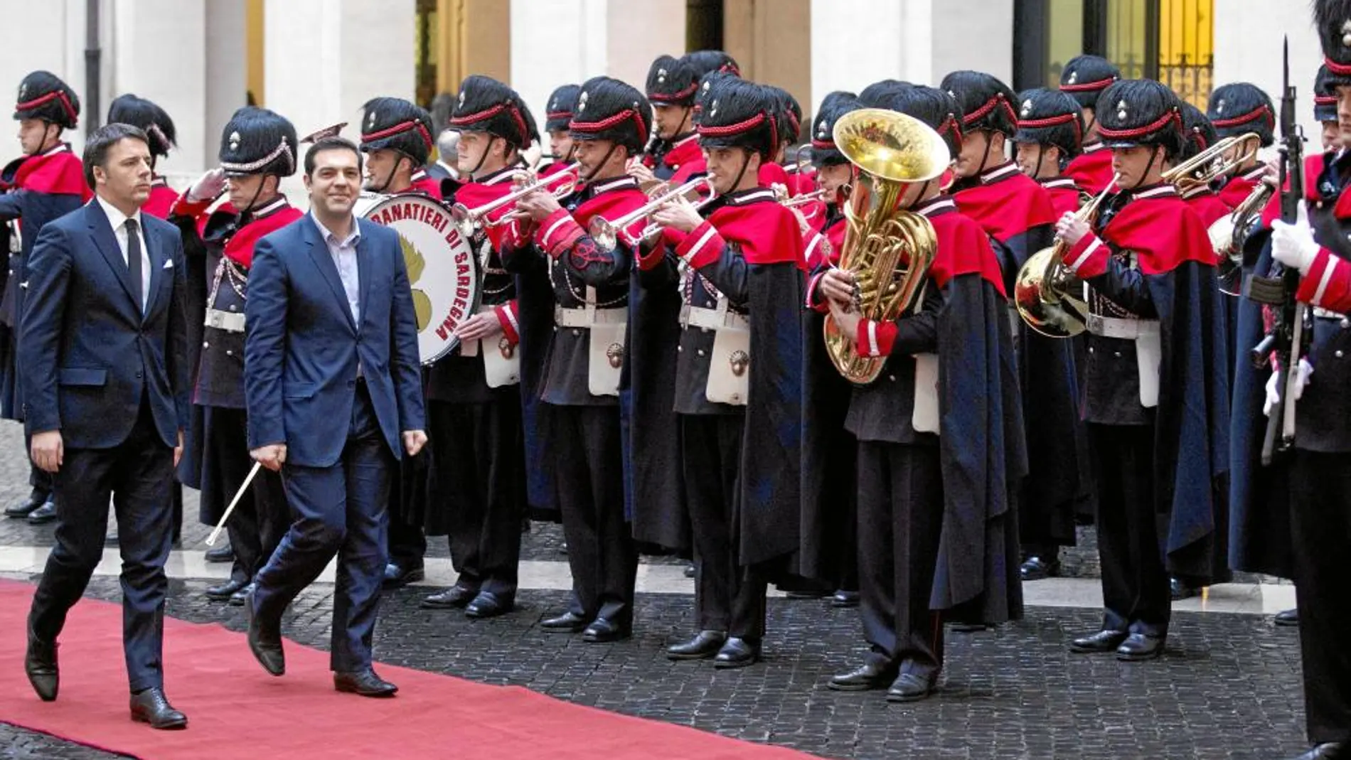 El primer ministro griego, Alexis Tsipras, fue recibido por Renzi ayer en Roma