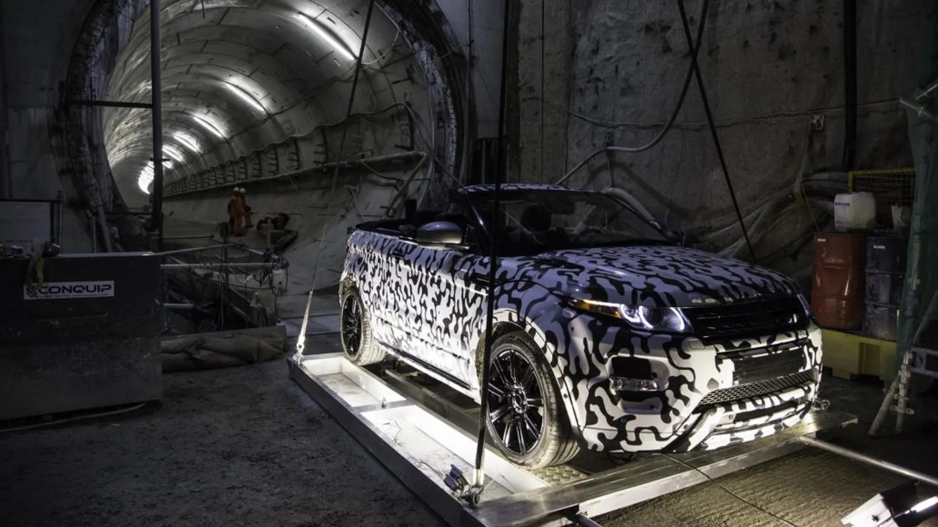El coche tuvo que ser introducido en los túneles con una grúa.