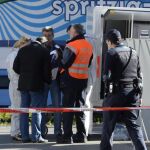 Policías junto al lugar en que han sido hallados los tres cuerpos en Wilderswil, en Berna (Suiza).