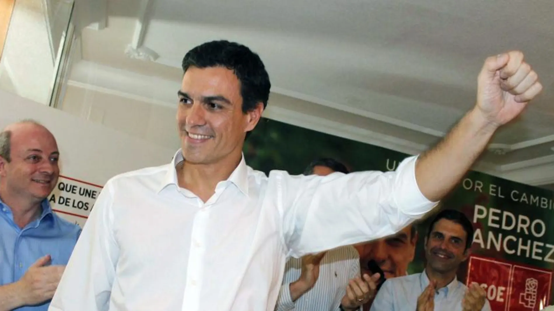 El candidato a la Secretaría General del PSOE Pedro Sánchez levanta el puño al finalizar el acto con militantes hoy en Talavera de la Reina