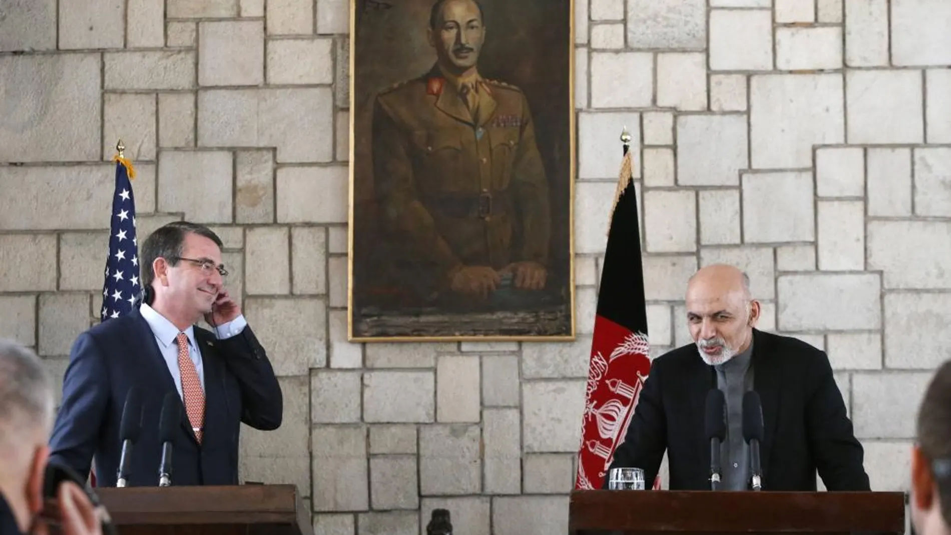 El secretario de Defensa de EE UU, Ash Carter, junto al presidente afgano Ashraf Ghani, hoy en Kabul.