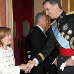 Felipe VI, poco después de ser proclamado por las Cortes, saluda en los pasillos del Congreso a Soraya Sáenz de Santamaría, vicepresidenta del Gobierno.