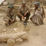 Los descubridores del CSIC posan en el lugar de las excavaciones