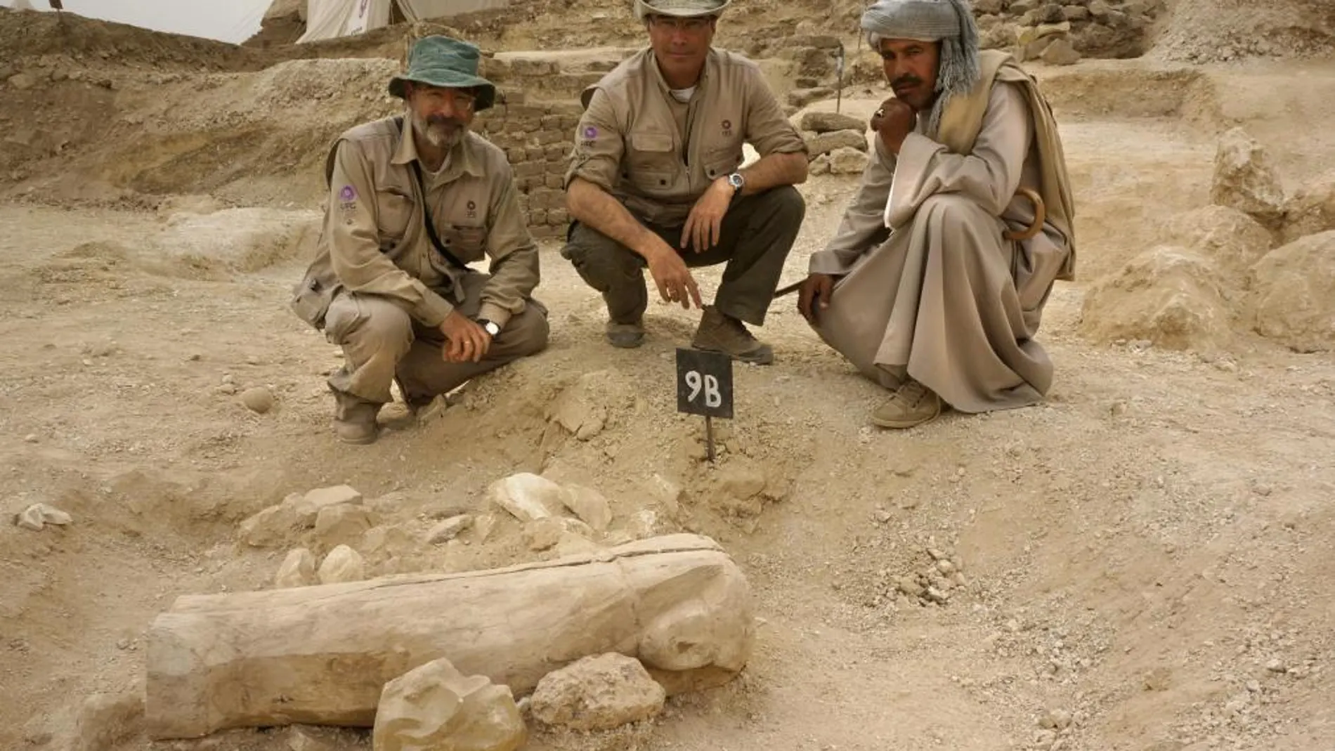 Los descubridores del CSIC posan en el lugar de las excavaciones
