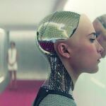 «Ex Machina». Un ingeniero trata de probar la «humanidad» de su creación más perfecta: un robot con forma de mujer. El resultado es inquietante.