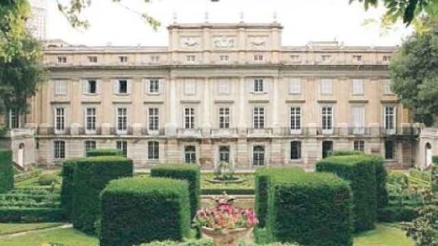 La residencia madrileña de la familia Alba, el Palacio de Liria, es uno de los más emblemáticos, pero también de los más costosos, entre otros motivos, por la reconstrucción que tuvo que hacerse tras incendiarse en 1936