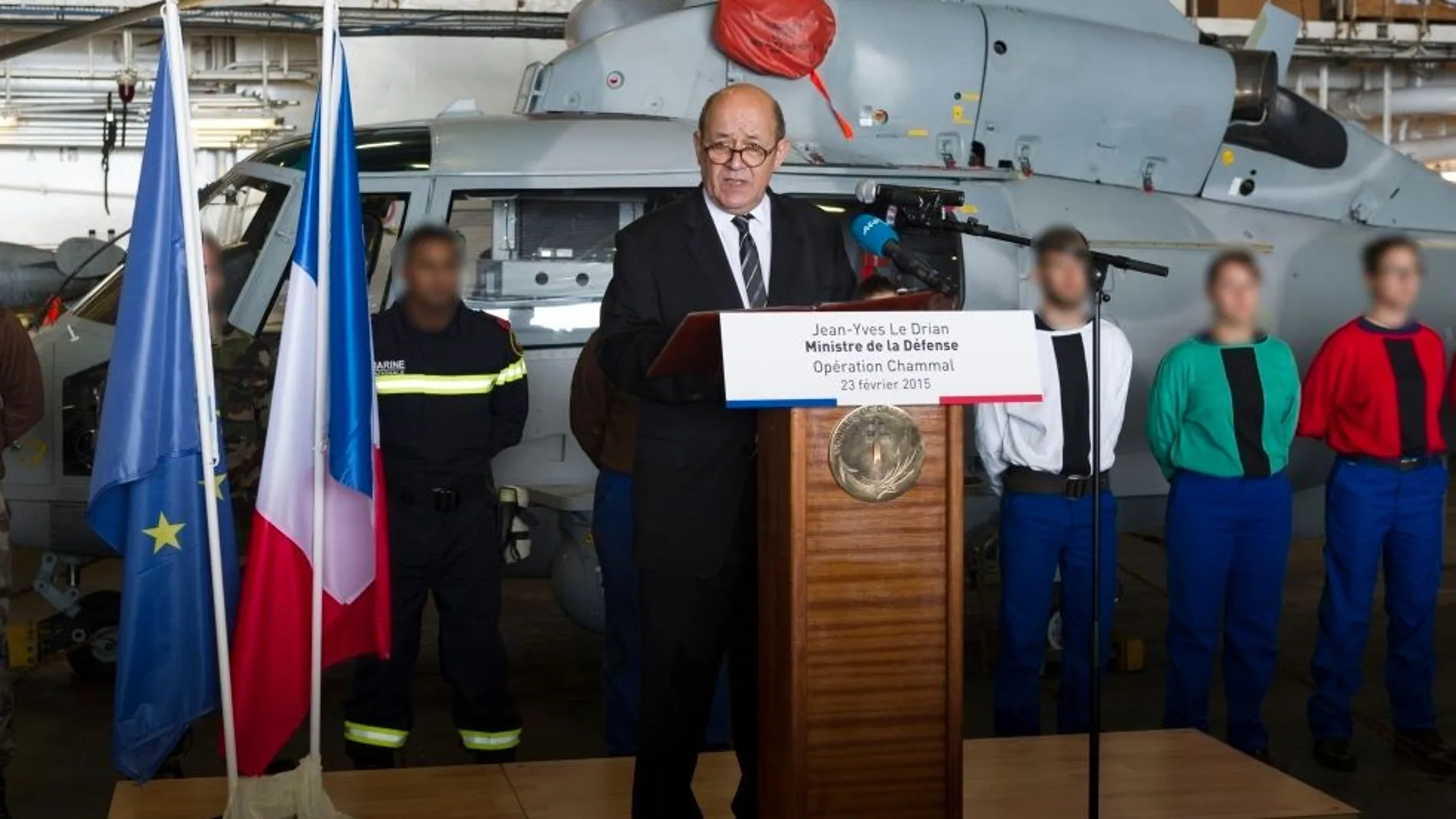 Imagen del ministro francés de Defensa en el portaviones Charles de Gaulle.