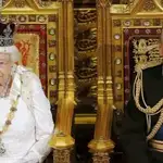 La reina Isabel II de Inglaterra pronuncia su discurso anual ante el Parlamento, junto al Duque de Edimburgo