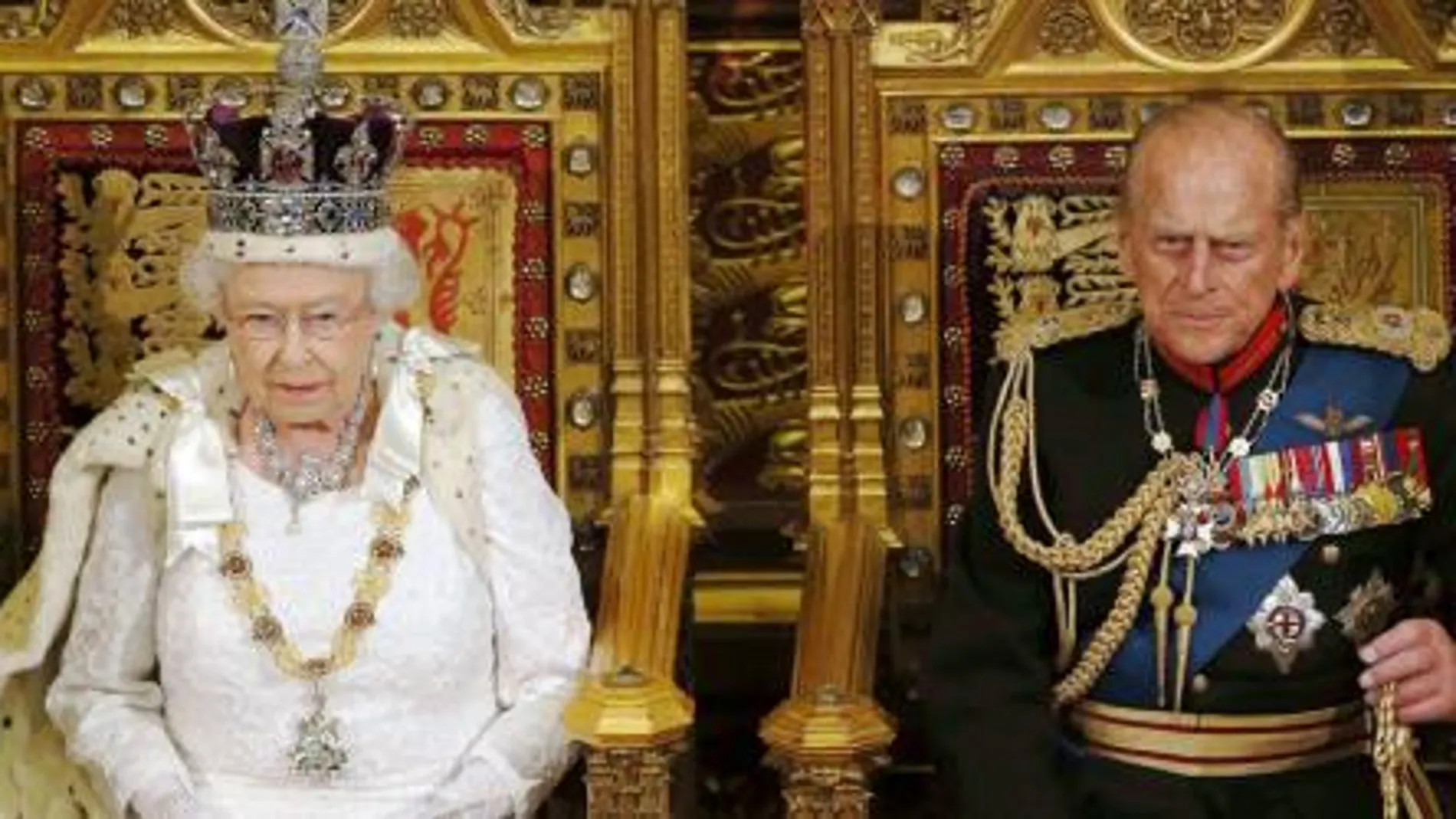 La reina Isabel II de Inglaterra pronuncia su discurso anual ante el Parlamento, junto al Duque de Edimburgo