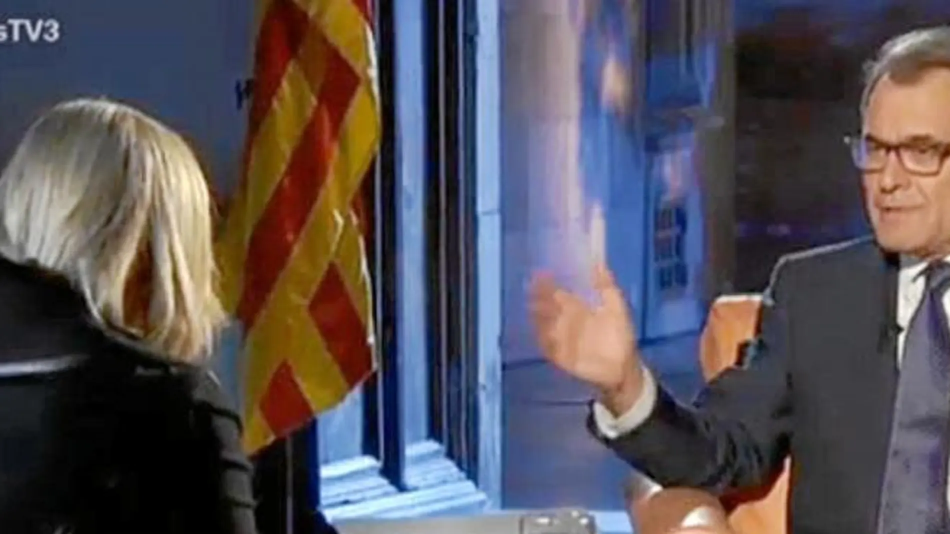 Mas, ayer en la entrevista de TV3 en la que ha defendido que la Generalitat puede preguntar la «opinión» de los catalanes