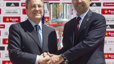 Los presidentes, con la copa