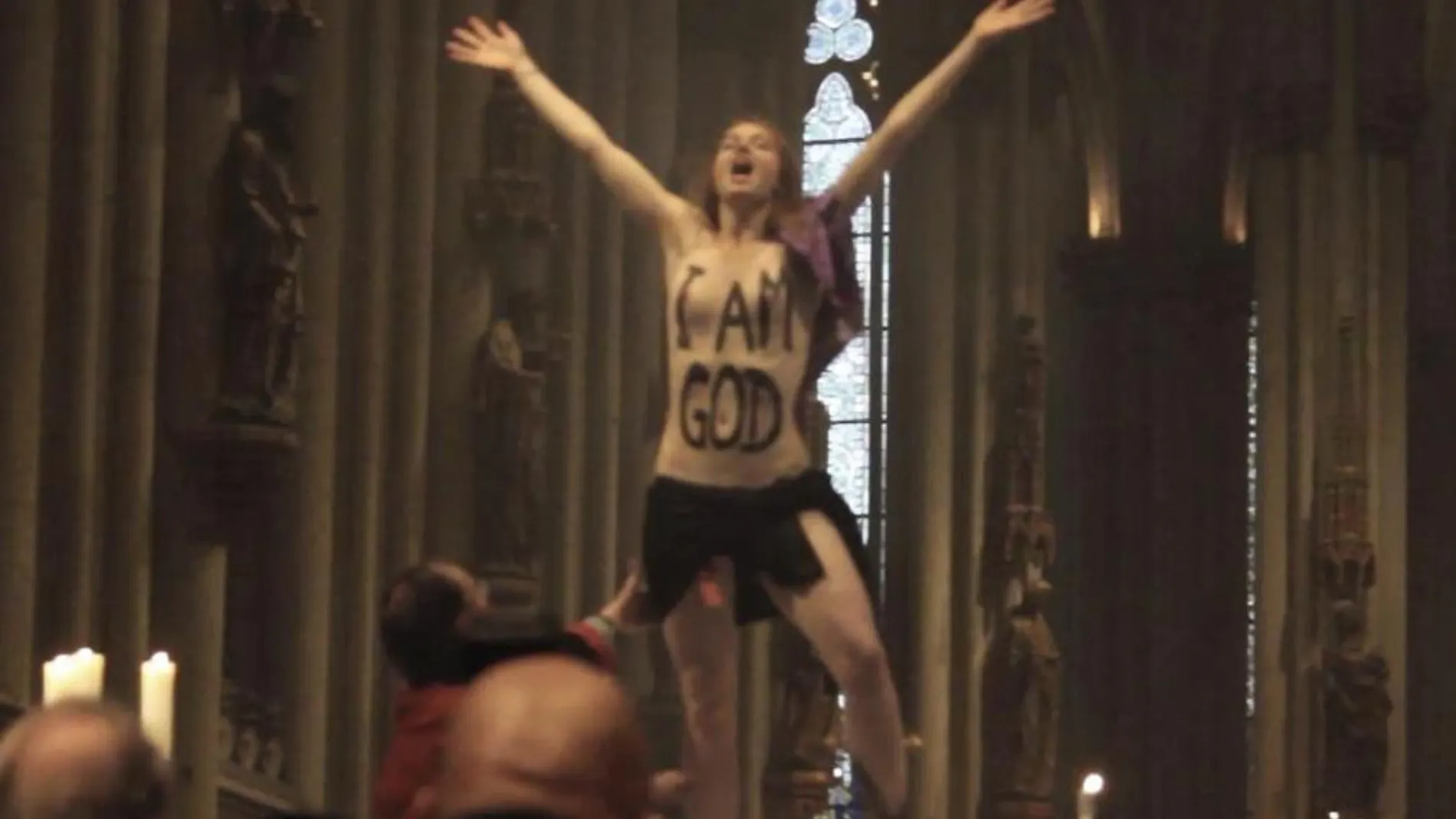 La activista de Femen en la catedral de Colonia