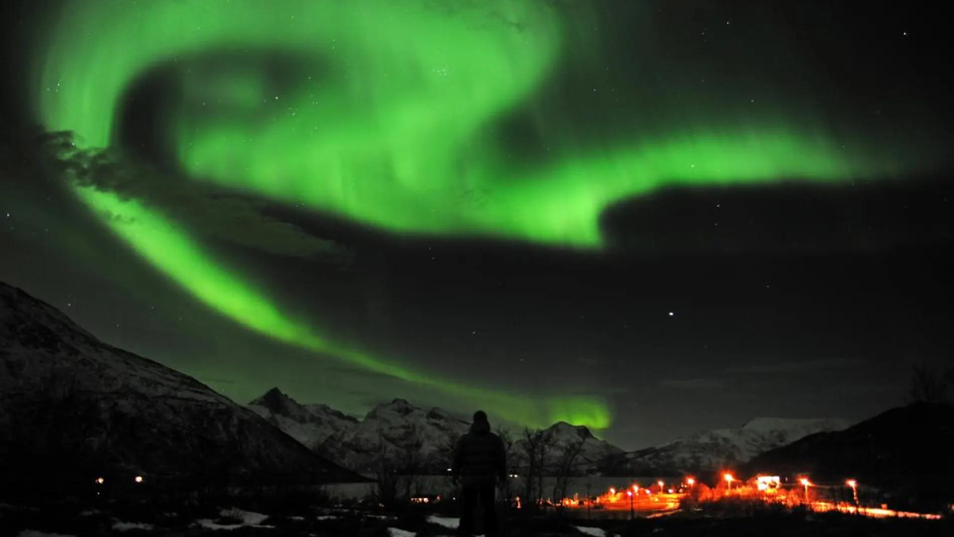 Las auroras boreales, como esta espectacular sobre el cielo de Noruega, están causadas por la reconexión magnética