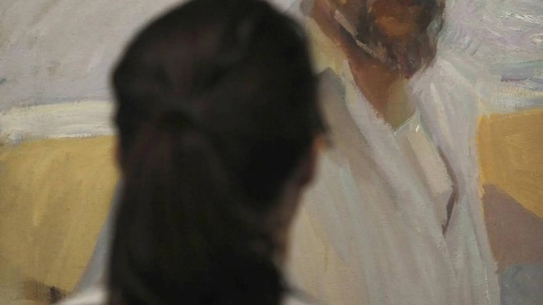 Una mujer observa "Autorretrato con fondo de mar", de Joaquín Sorolla, obra que puede verse en una exposición en Barcelona.